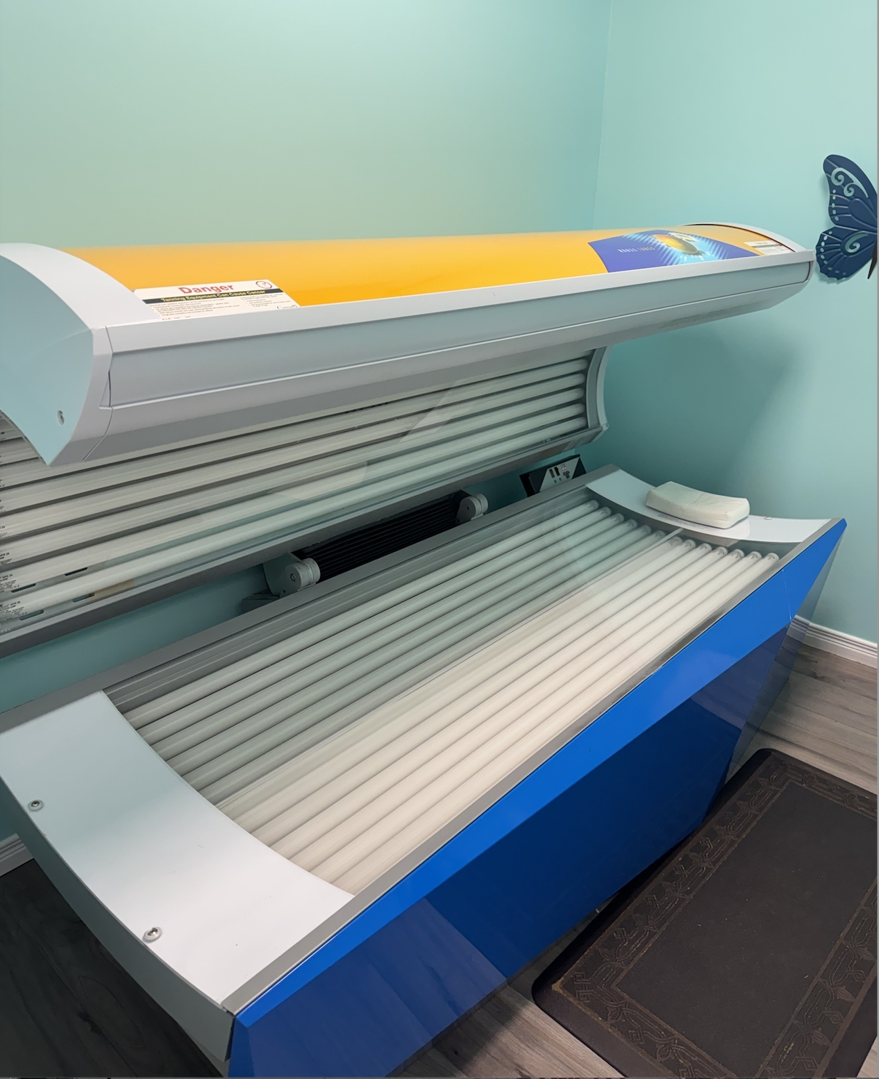 Medium Elite tanning bed at Tropical Tan
